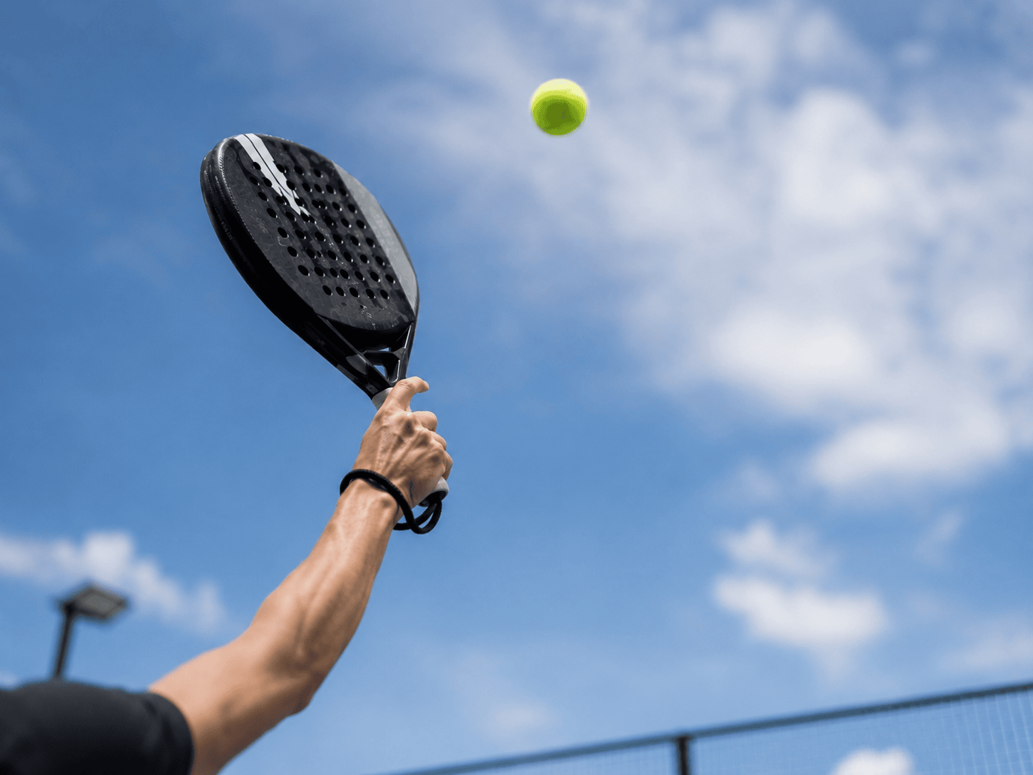 Padelplatz und Ball